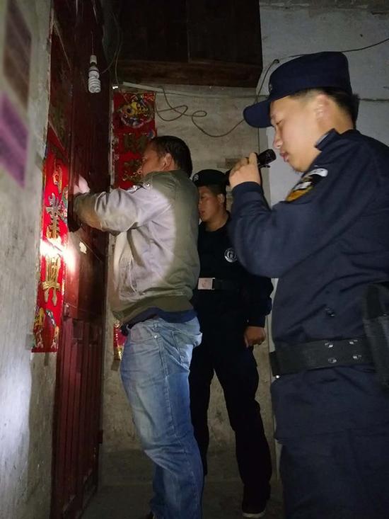 晋城粗心妈妈误将幼女锁家中 民警全城寻开锁师傅开门